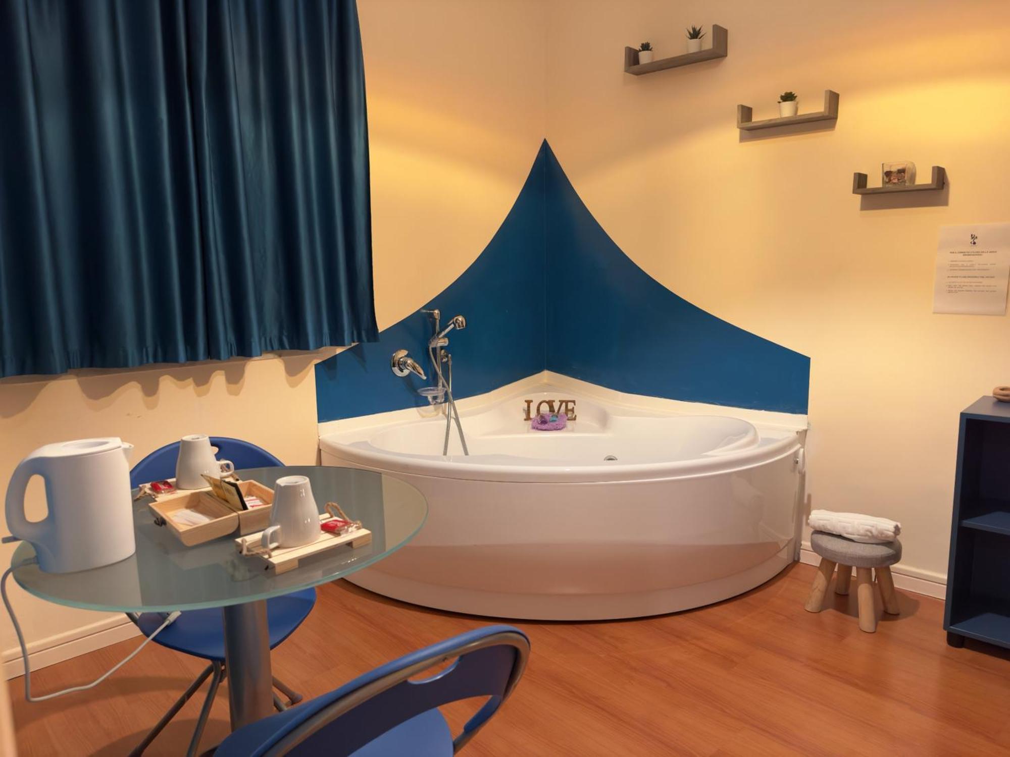 Deluxe Suite Spa Bath