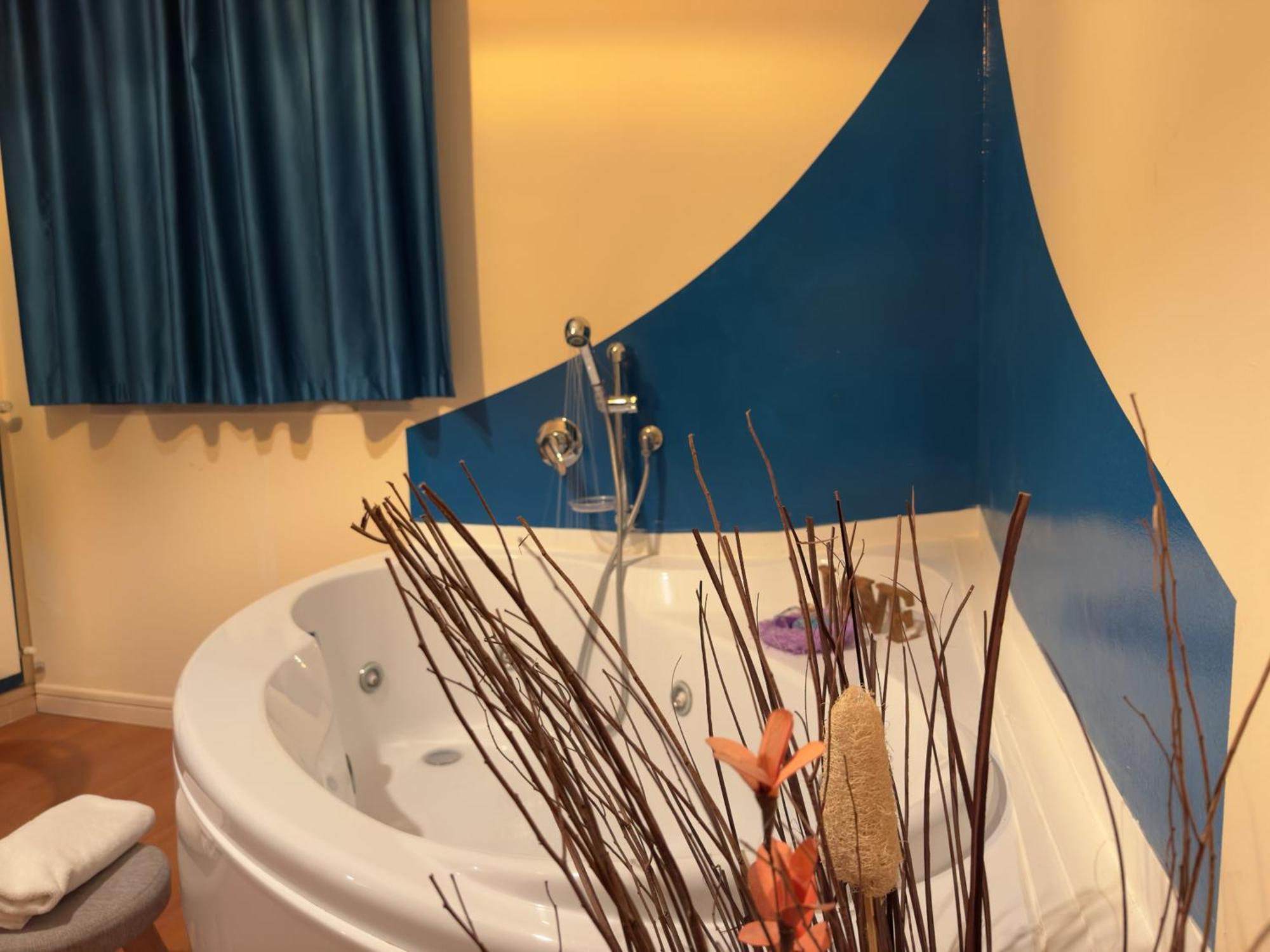 Deluxe Suite Spa Bath