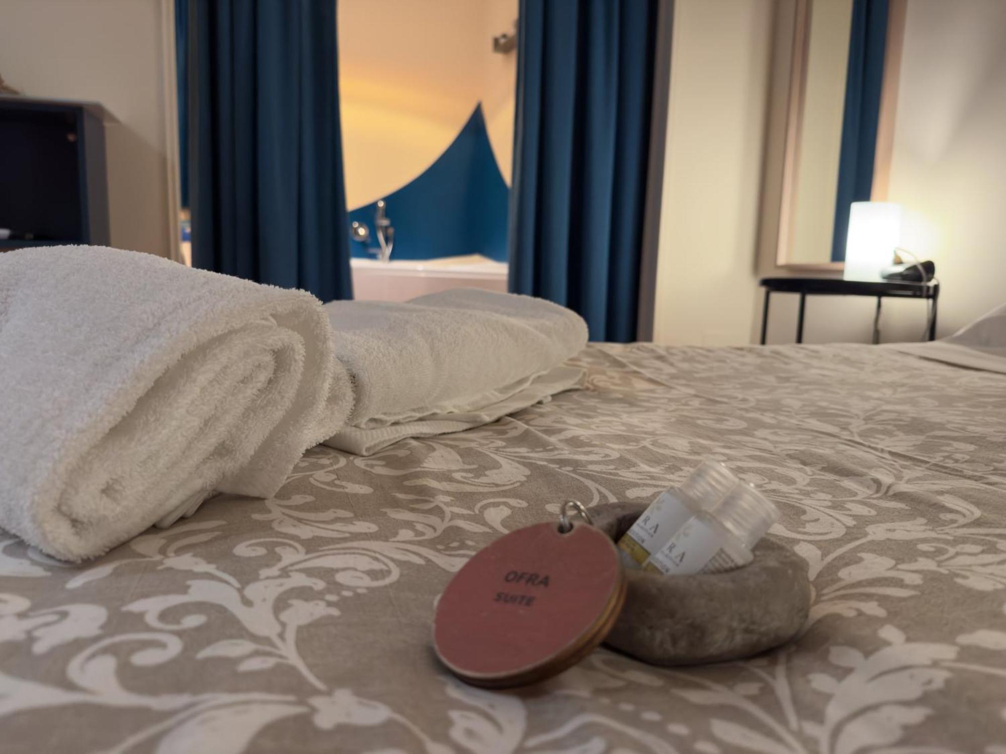 Deluxe Suite Spa Bath