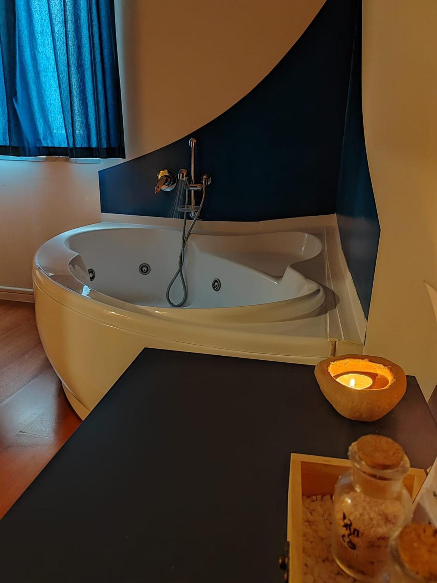 Deluxe Suite Spa Bath